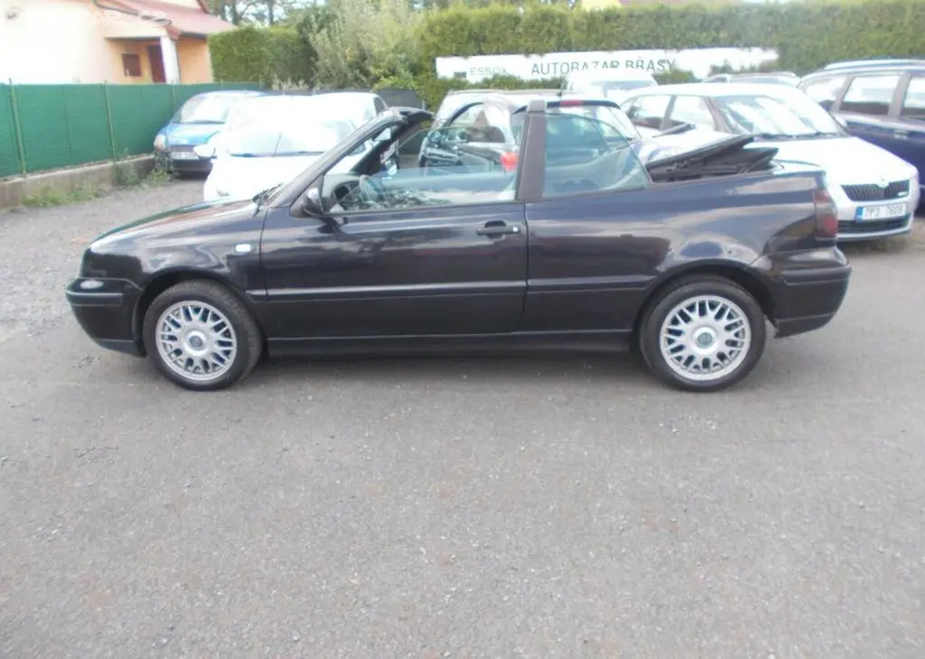 Volkswagen Golf 1,6 74 KW kabriolet benzín